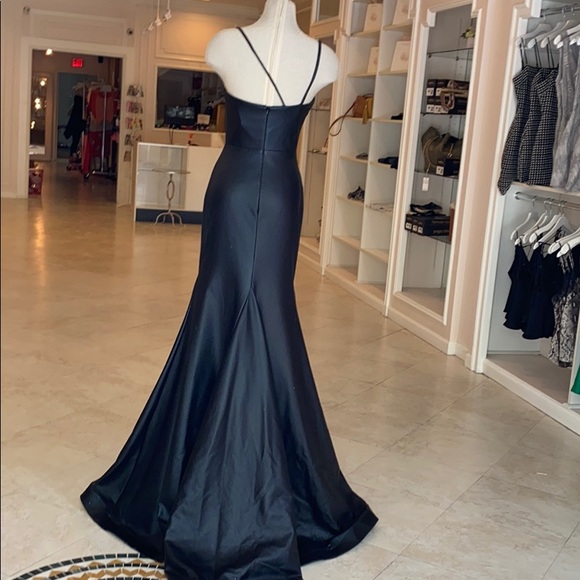 Long black gown - Picture 4 of 4
